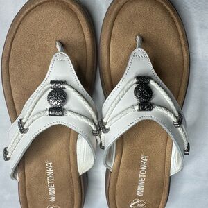 Minnetonka White and Brown Sandals with Silver Accents suze 10